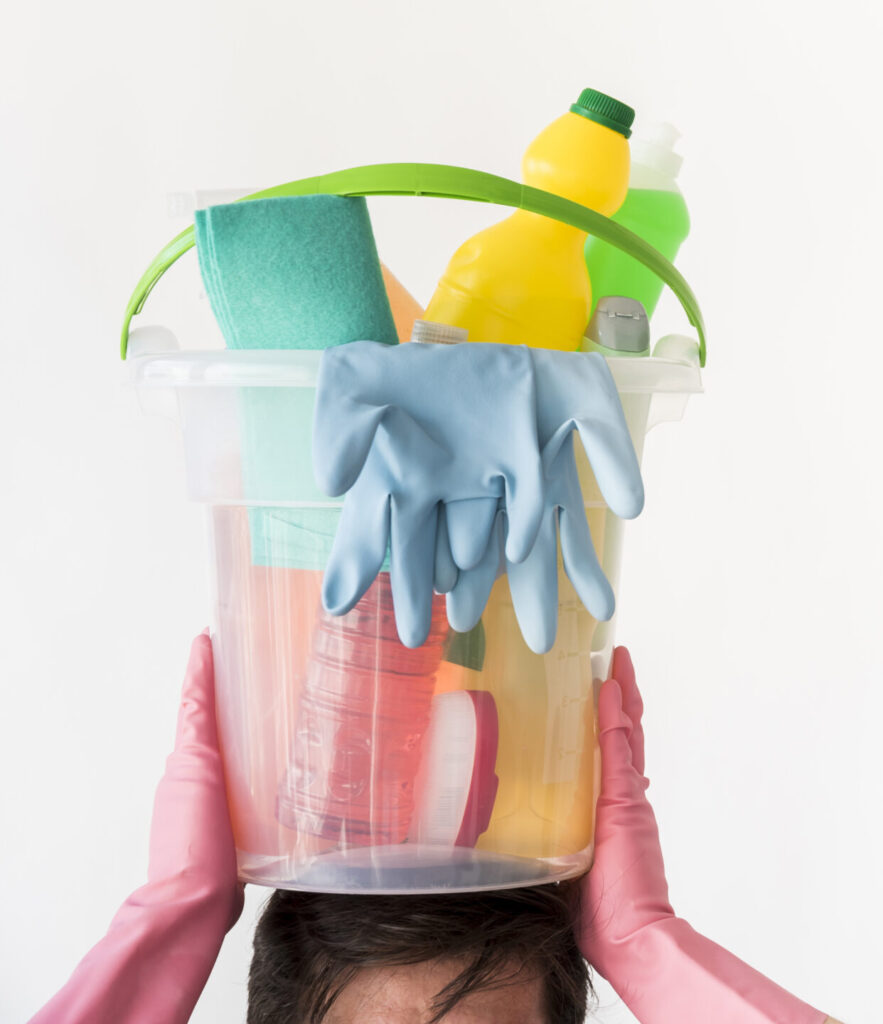 hombre-con-cubo-de-productos-de-limpieza